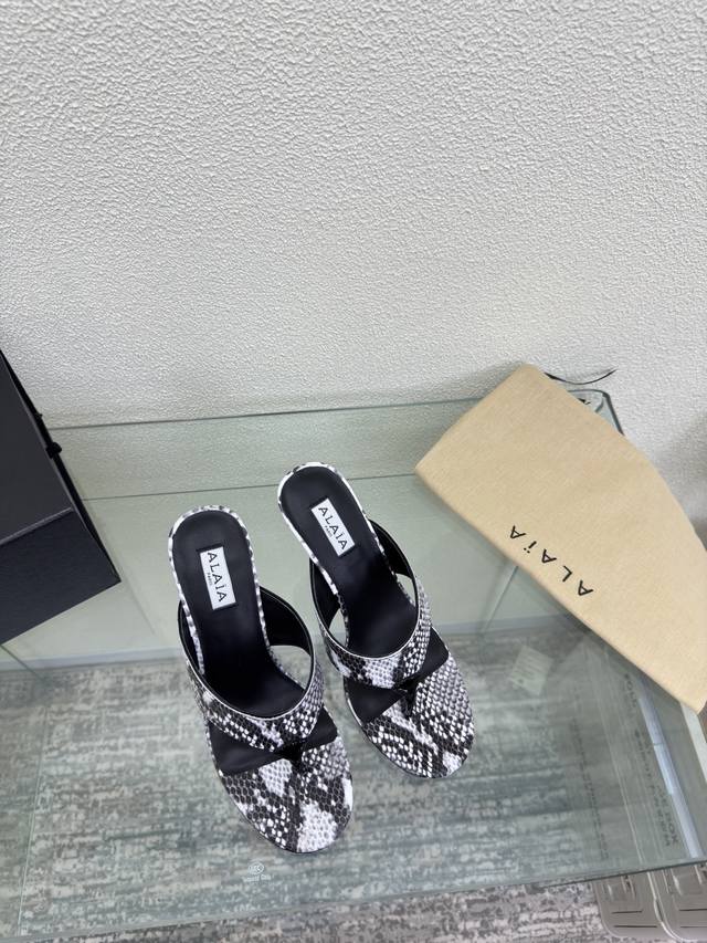 Alaia high-heeled flip-flops from Paris Snake-grained cowhide with patent leathe