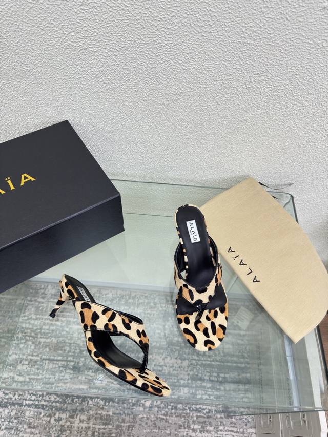 Mid-heeled Alaia flip-flops from Paris Leopard-print pony fur with patent leathe