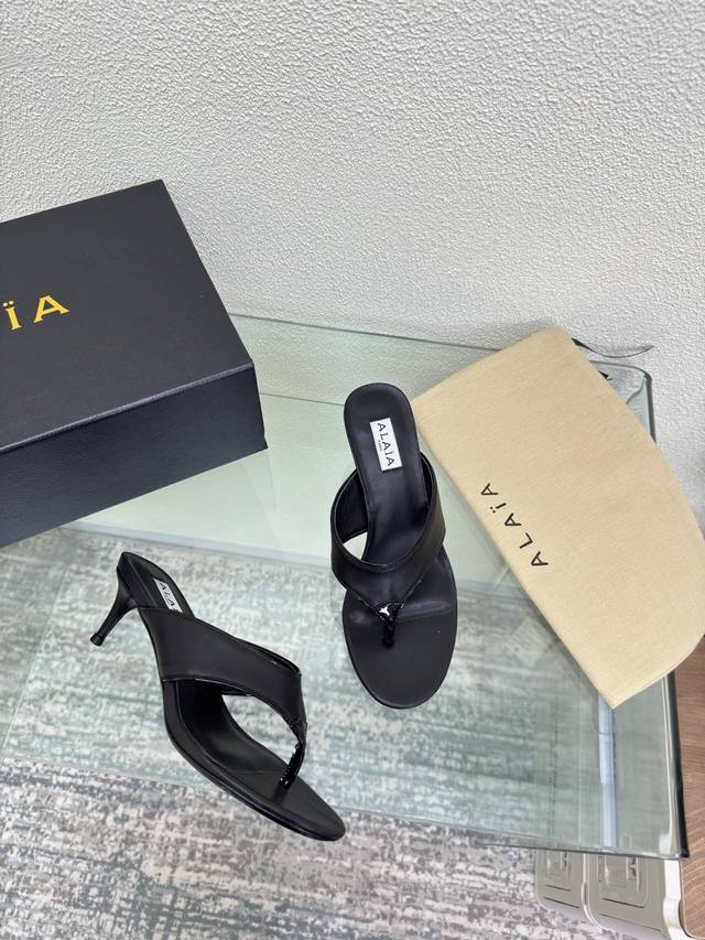 Mid-heeled Alaia flip-flops from Paris Black cowhide with patent leather embelli