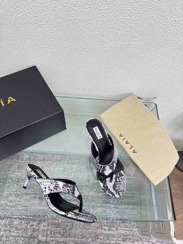 Mid-heeled Alaia flip-flops from Paris Snake-grained cowhide with patent leather
