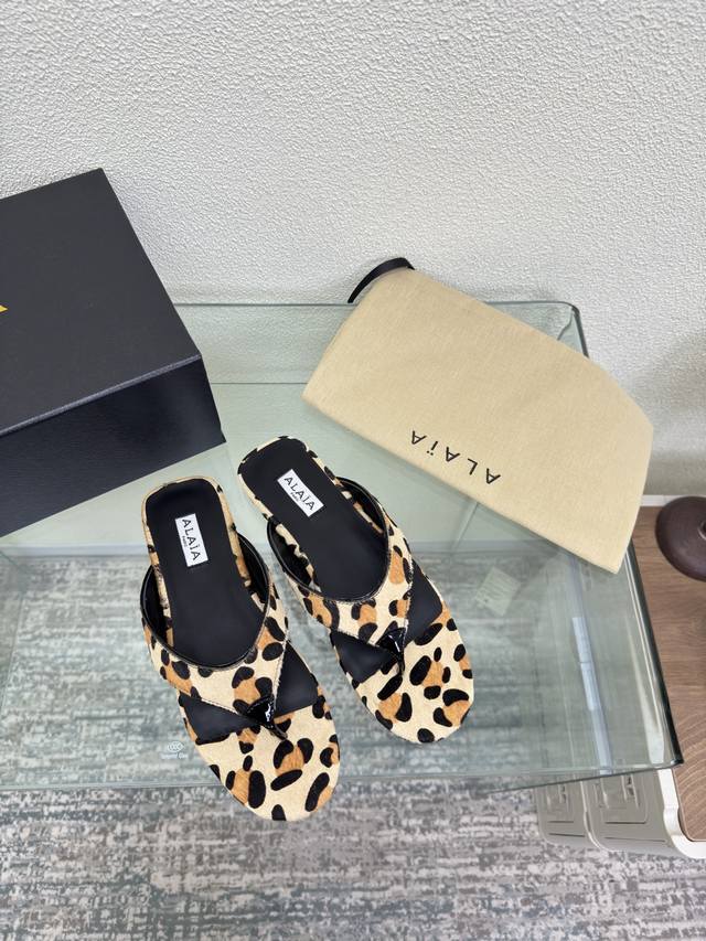 Flat flip-flops Alaia slippers from Paris Leopard-print pony fur with cow patent