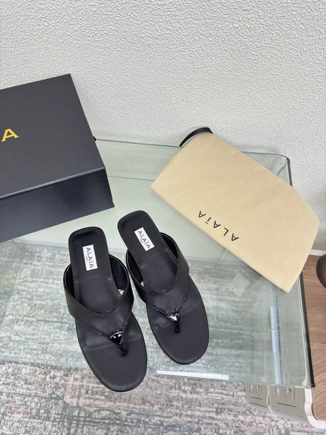 Flat flip-flops Alaia slippers from Paris Black cowhide with patent leather embe