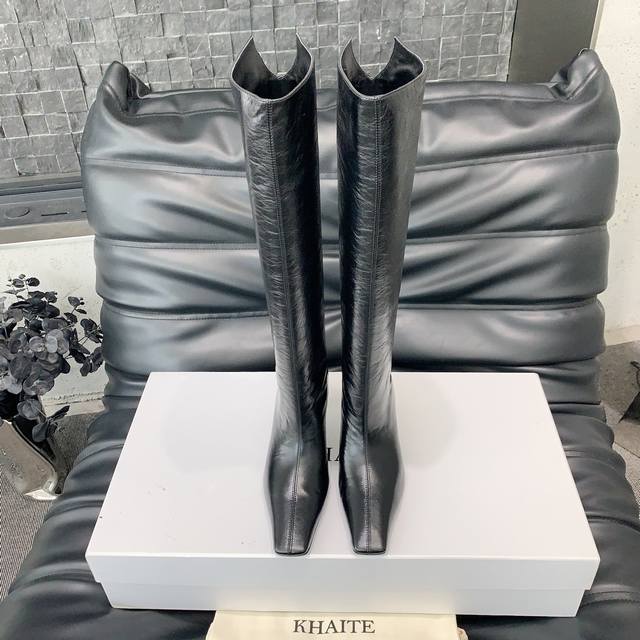Khaite's new autumn and winter kitten heel boots are cool and stylish. They may