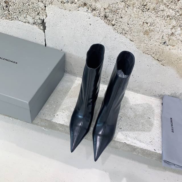 Balenciaga* New autumn and winter pointed toe boots. Instagram bloggers and majo