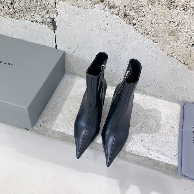 Balenciaga* New Fall/Winter Pointed-Toe Boots. Instagram bloggers and fashion ed