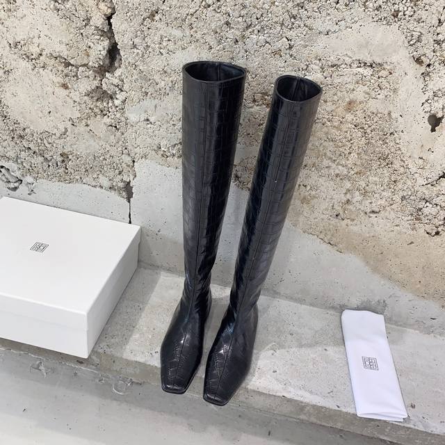 Toteme's new autumn and winter boots. Toteme has never lost in creating a sense