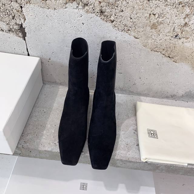 Toteme's new autumn and winter boots. Toteme has never lost in creating a sense