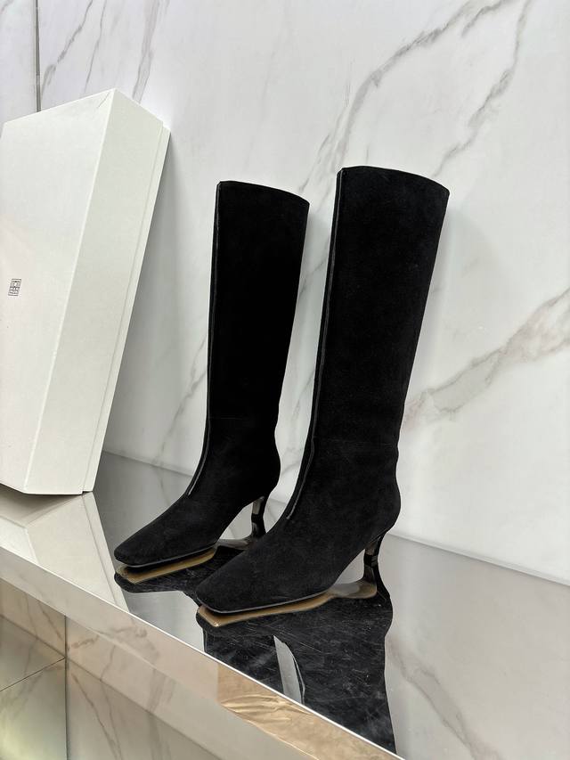 Toteme's new autumn and winter kitten heel boots are super eye-catching, salty a