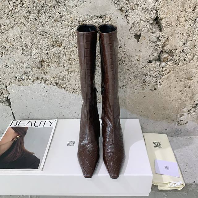 Toteme's new autumn and winter kitten heel boots. Toteme has never lost when it
