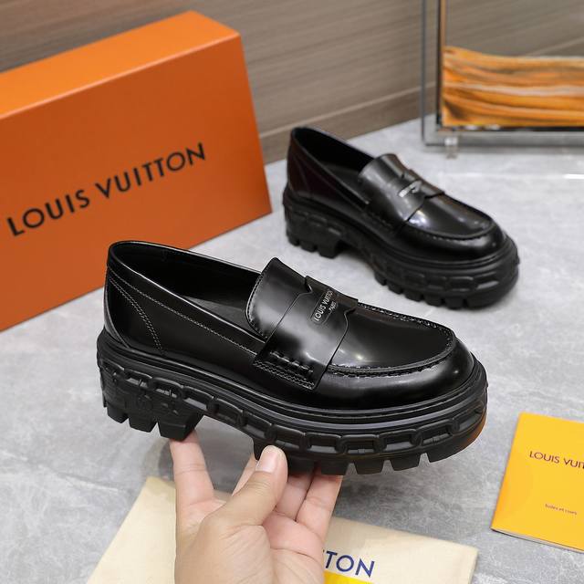 Top-of-the-line Louis Vuitton Archlight loafers. Classic Skate sports casual pla
