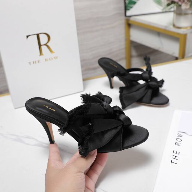 The Row, a niche fashion brand, 25Ss, offers new spring/summer styles with simpl