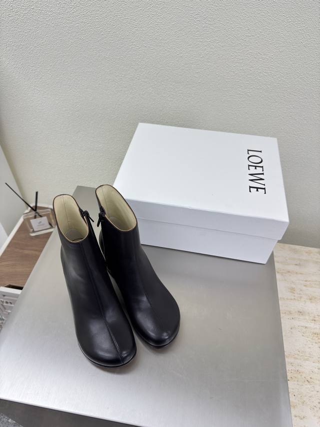 Classic round flat toe mid-heel Loewe Upper: Black calfskin Lining: Water-dyed