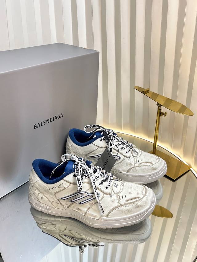 Top-of-the-line couple's pair, Balenciaga's latest 18th-generation sneakers. Pur