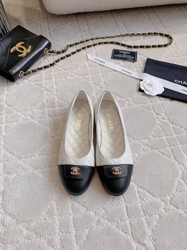 Chane* New flip-lock flat shoes with classic double C lock embellishment. A styl
