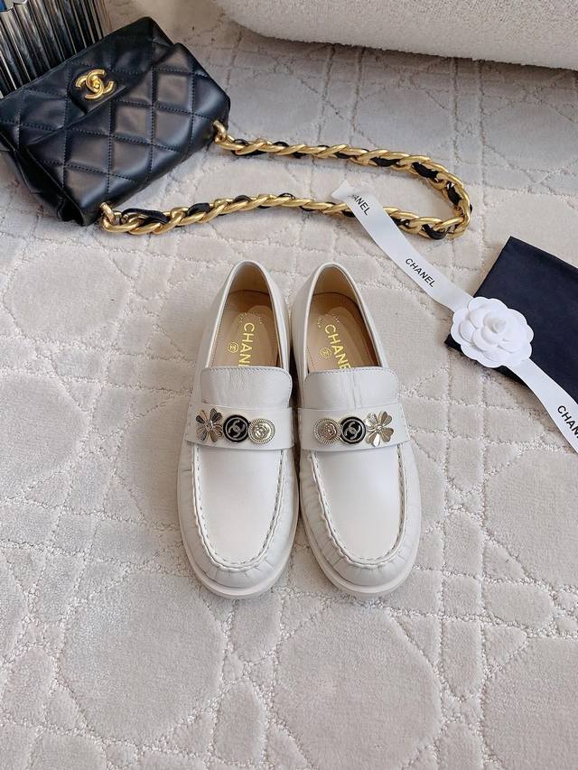 Chane*'s new loafers are embellished with various badges, stylish and versatile,