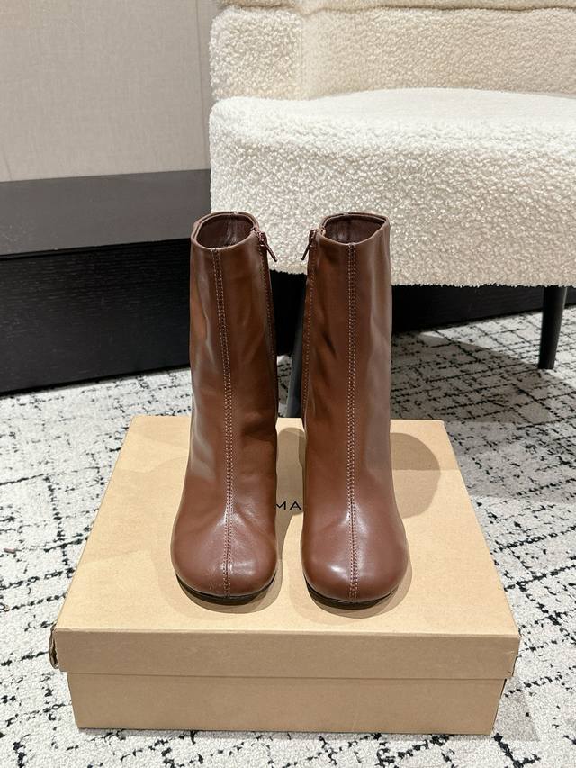 Lemaire 25 Autumn/Winter Square-Toe Side Zipper High-Heeled Ankle Boots A pair o
