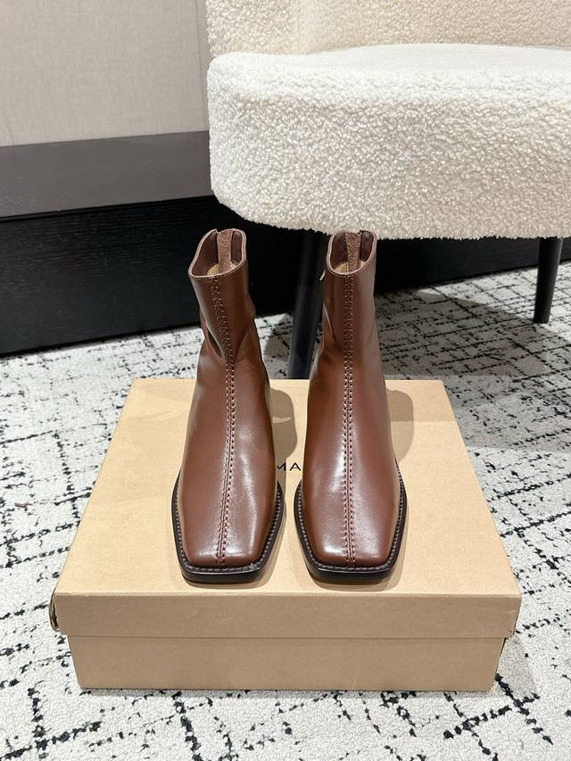 Lemaire 25 Autumn/Winter Square-Toe Zippered Flat-Heeled Ankle Boots A pair of h