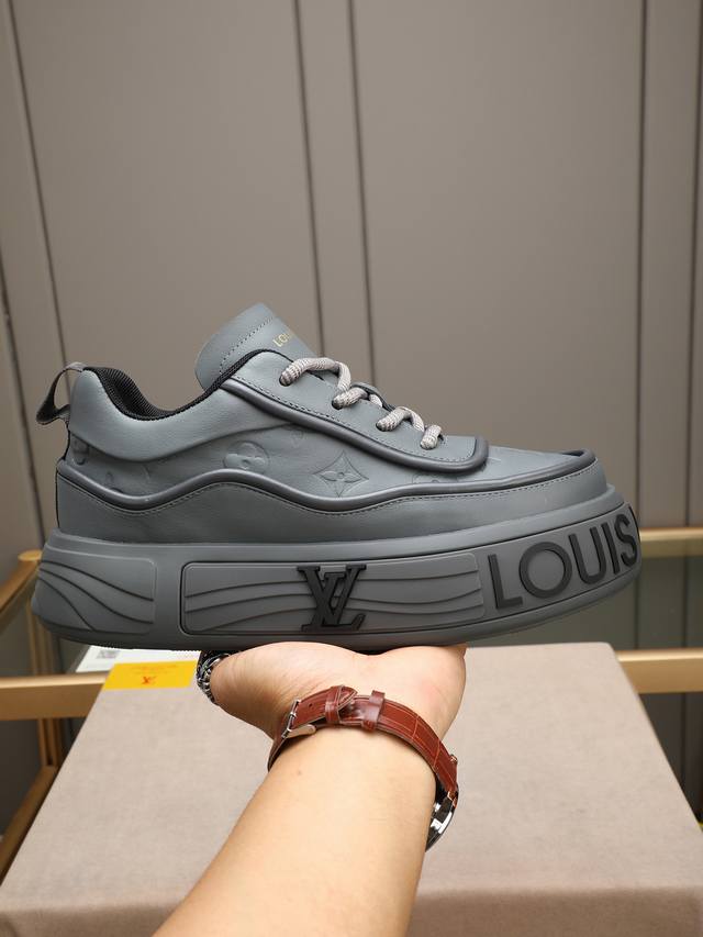 p Lv style is novel and fashionable, with the upper made of imported embossed co