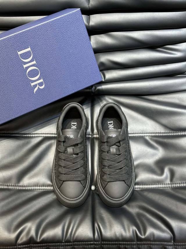dio~R This B33 sneaker is a fresh take on the classic tennis shoe, with a sleek