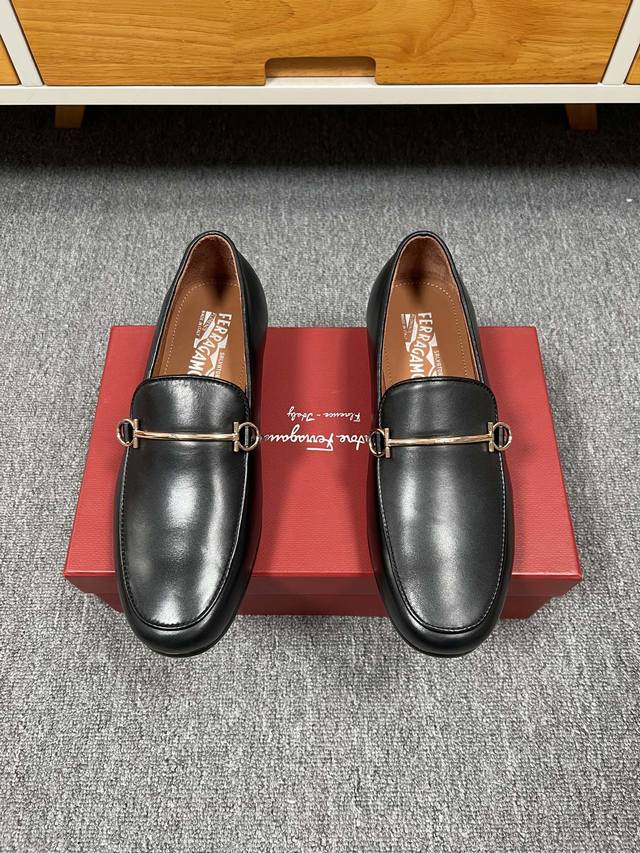 Factory-priced men's sports shoes. Original Ferragam~ Ferragam* new models are