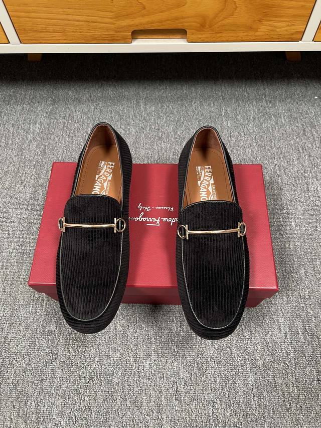 Factory-priced men's sports shoes. Original Ferragam* new models available simu