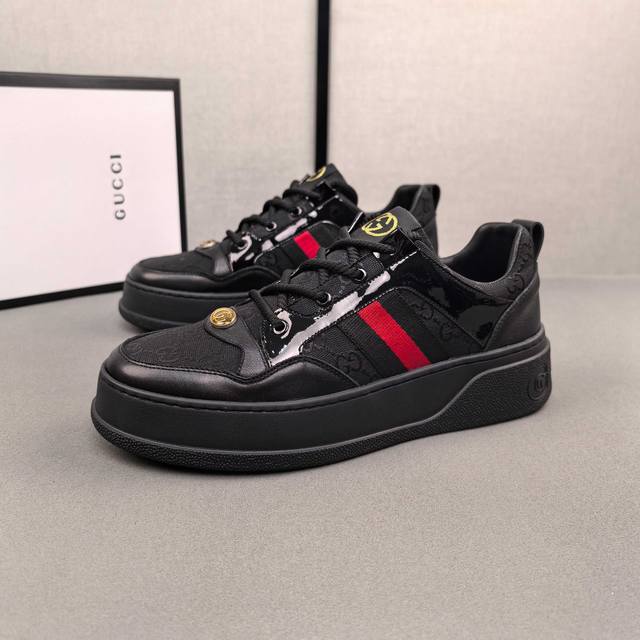 p Gucci's latest classic casual fashion men's shoes are a hit with a simple and