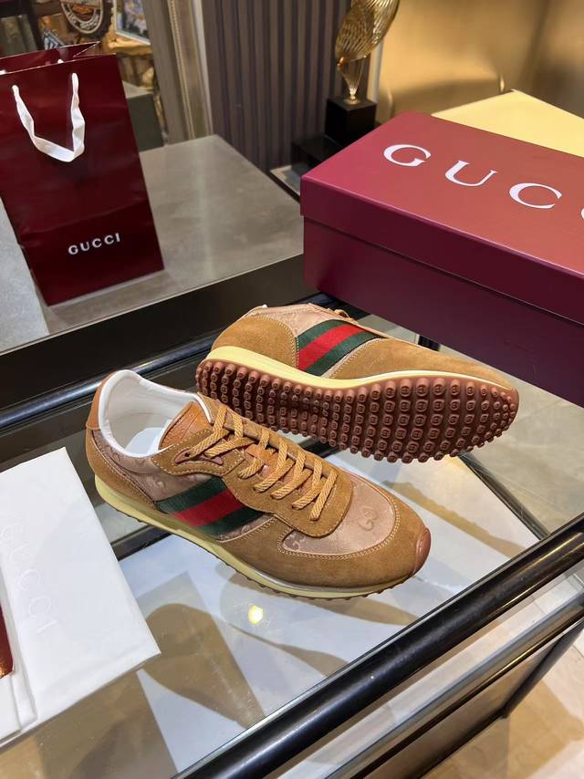 Premium men's model Gucci's latest runway model, the Re-Motion series, features