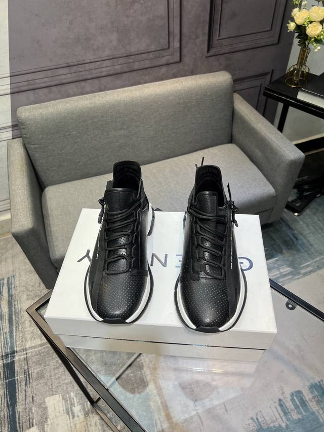 GIVENCHY New Givenchy counters, everyone gets a pair at the same time, don't mis GIVENCHY New Givenchy counters, everyone gets a pair at the same time, don't mis