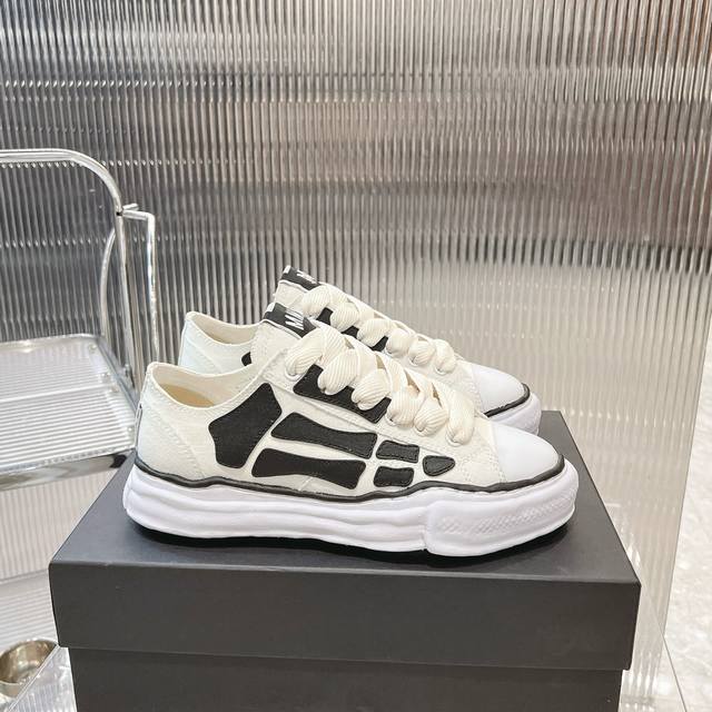 The Mmy X Amiri collaboration has arrived with a bang. With a striking black an