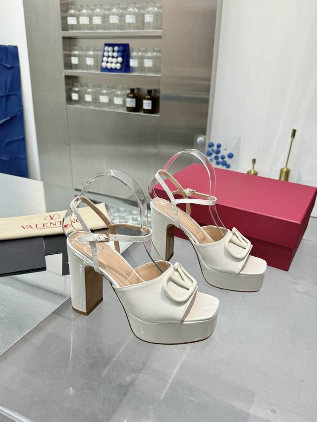 Factory p Top-tier purchasing version of Valentno's newest model! 2025Ss latest