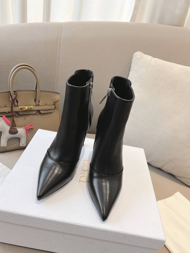 dio.R Dior's new autumn pointed short boots with lucky five-pointed star heels a