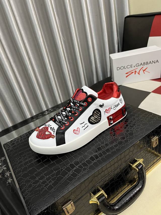 Factory Price: pp: DG's latest hit casual shoe features the brand's signature d