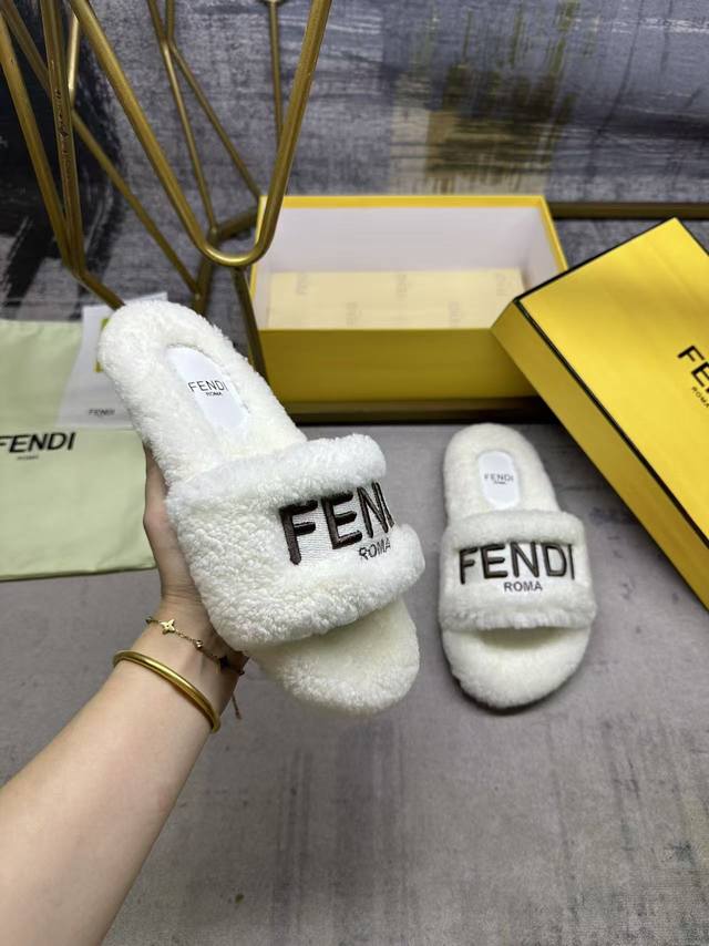 Fendi's latest hit wide-bottomed slippers, made of lambswool with Fendi silk emb