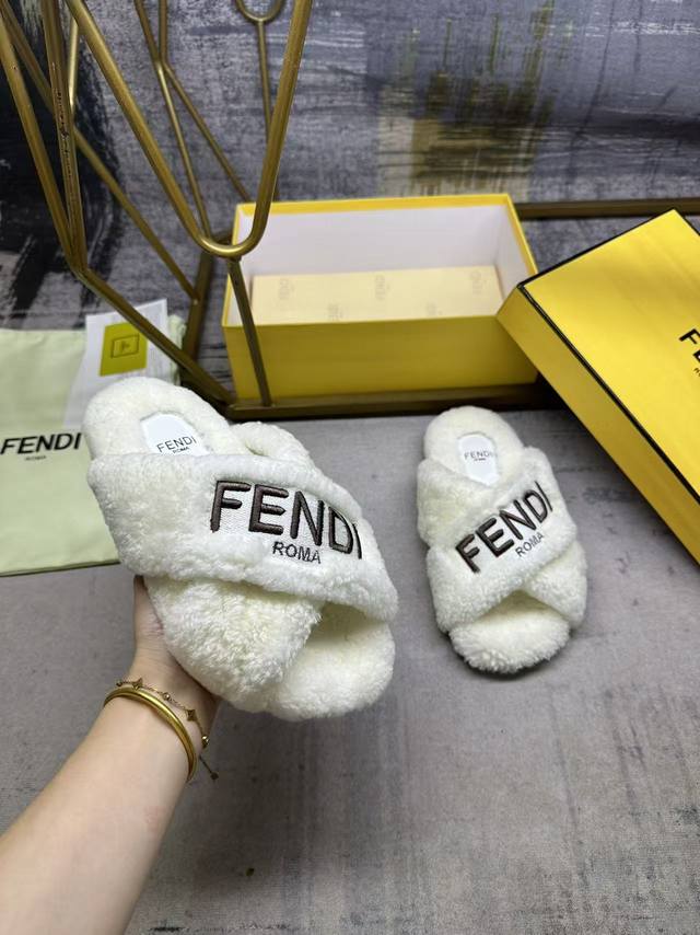 Fendi's latest hit wide-band cross-sole slippers, made of lambswool with Fendi s