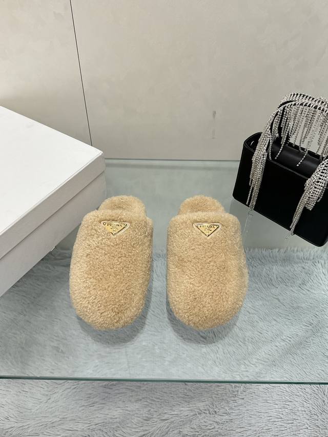 Factory Price: Latest Series! Prada's new autumn and winter wool slippers, tria