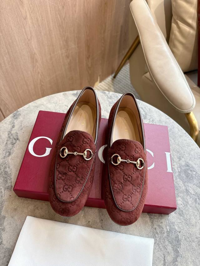 1819-10* Coffee 35-42 A true icon of Gucci's design heritage, the Jordaan Horseb