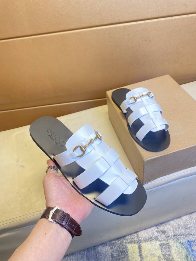 Gucci Spring/Summer Men's Slippers. As a dynamic force in the fashion world, Guc