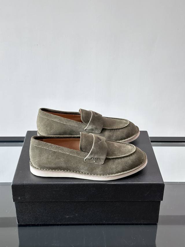 Prada high-end men's casual loafers. Imported suede leather loafers combine ref