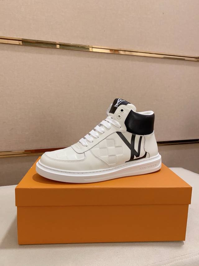 Factory price LV Louis Vuitton. The latest trendy casual shoes, a best-seller i