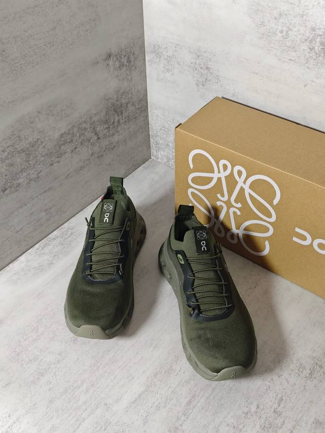 A star-studded, pure, original pair, perfect for couples, in sneaker sizes! The