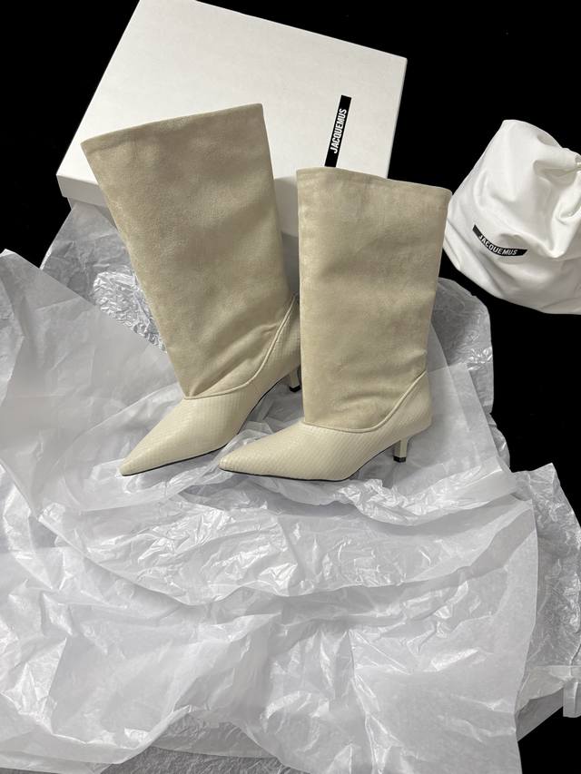 Jacquemus new boots This pair of boots is really a masterpiece of suede and snak