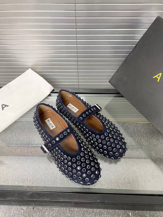 Alaia catwalk-style ballet flats! Sweet and cool ballet style, a super popular b