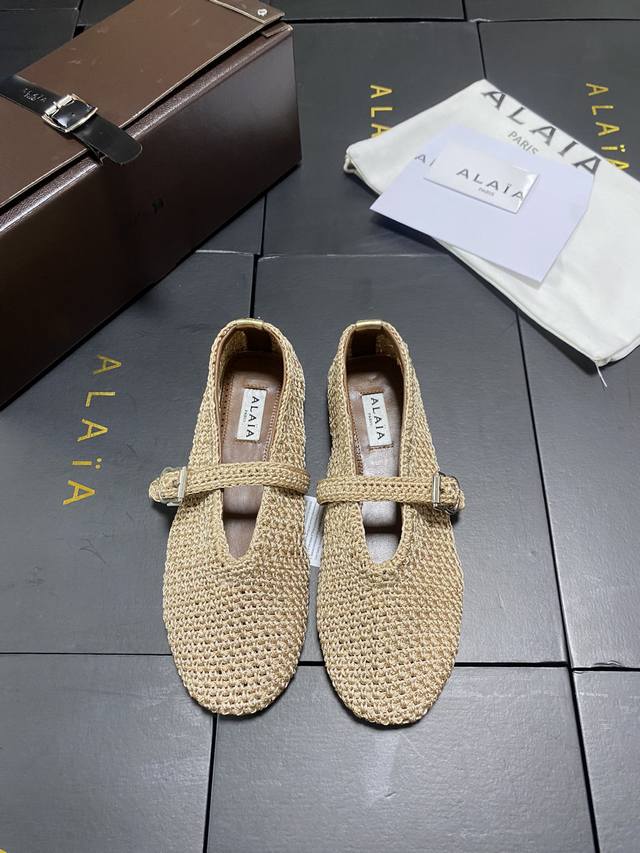 Factory Alaia catwalk-style ballet flats! Sweet and cool ballet style, a popula