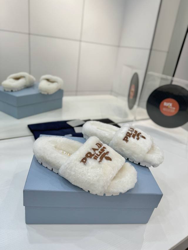 Factory price p Prada's new autumn and winter fur slippers, fur shoes, can be w
