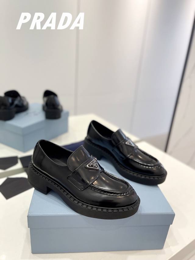 Factory price: Men's 20. Top-tier Prada couple's style with a classic British r