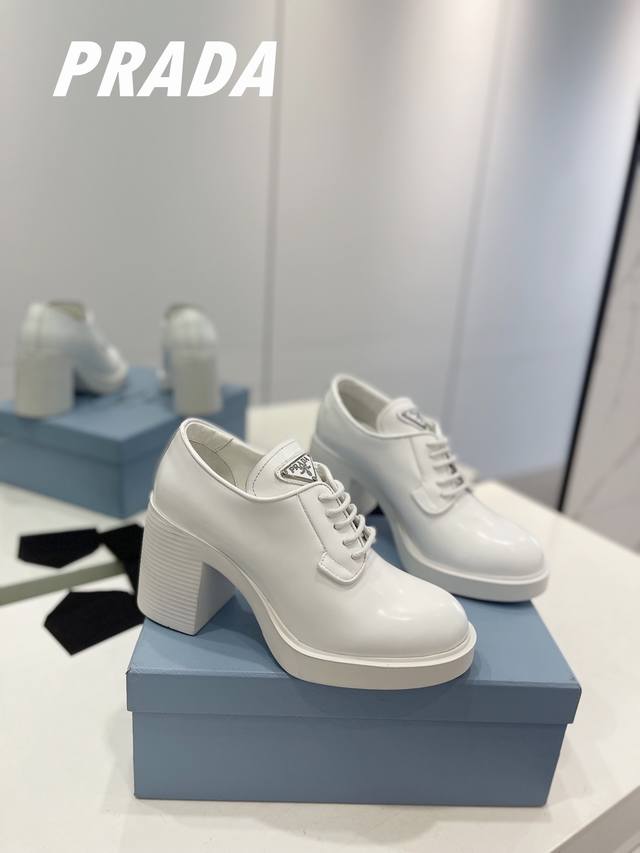 Factory price, top-tier Prada high-heeled loafers. . The classic triangle-shap