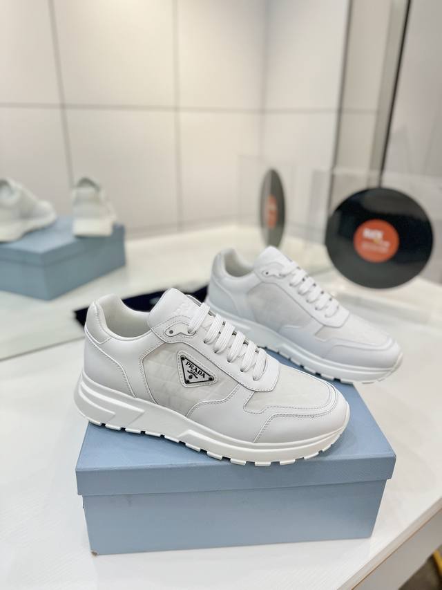 Factory Price Men's 10 Prada sneakers combine elegant, creative design with qui