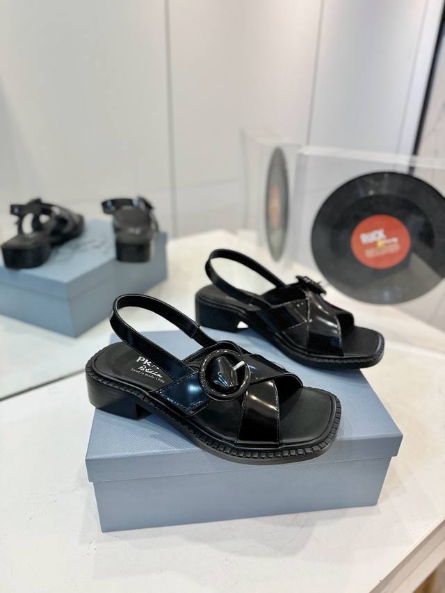 Factory-priced Prada slippers are incredibly popular this year. They're both st