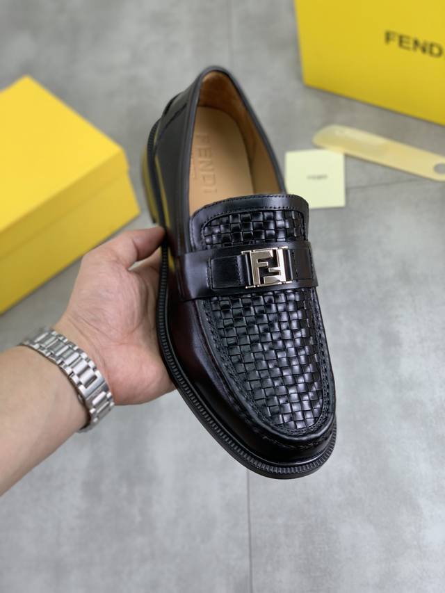Factory price, actual price. Fendi's latest casual leather shoes feature minima