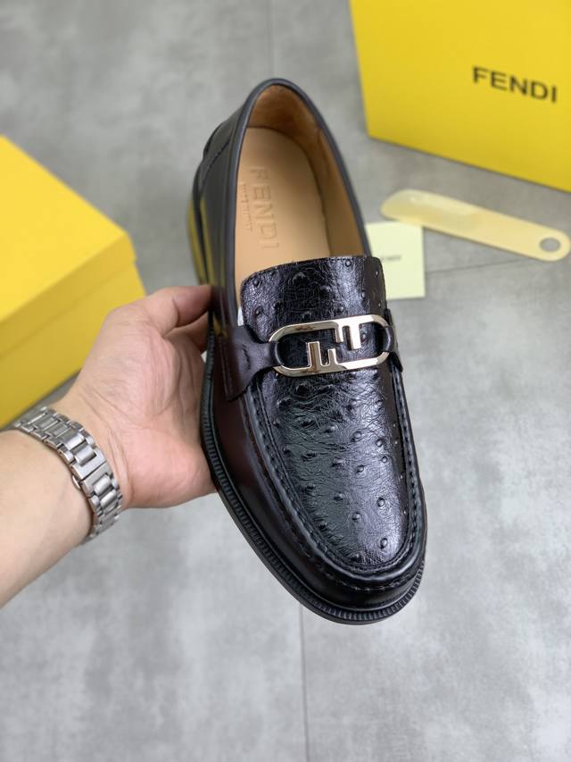 Factory price, actual price. Fendi's latest casual leather shoes feature minima